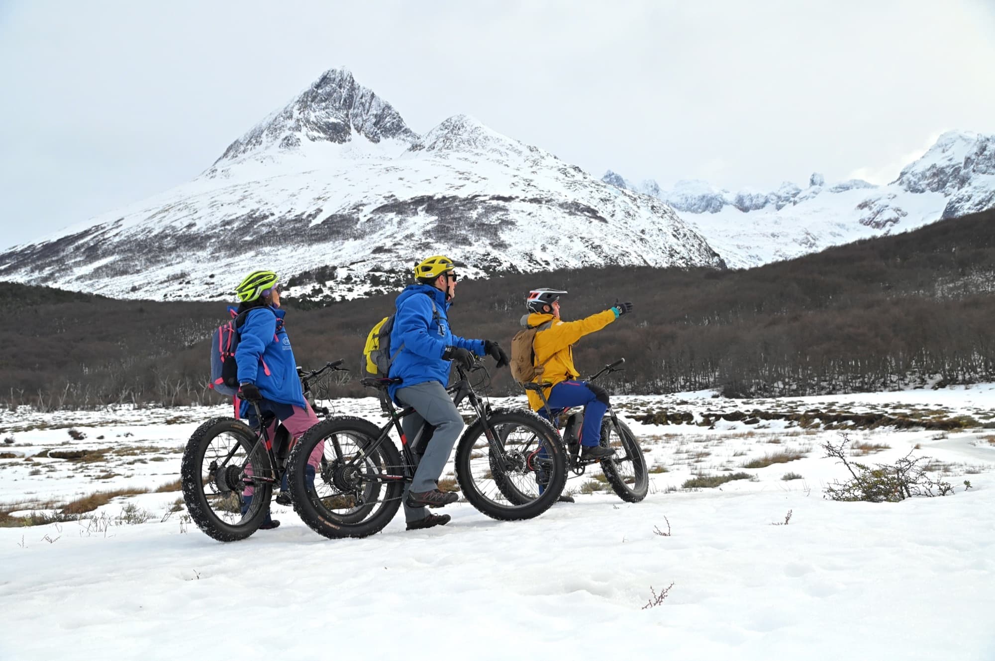 Fatbikes en la nieve con montañas fueguinas de fondo