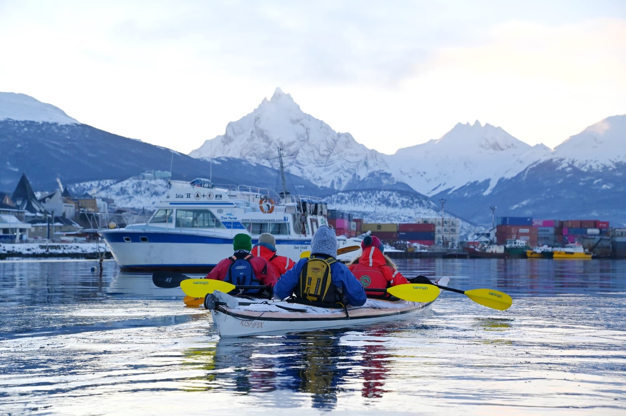 Kayaks saliendo del puerto de Ushuaia