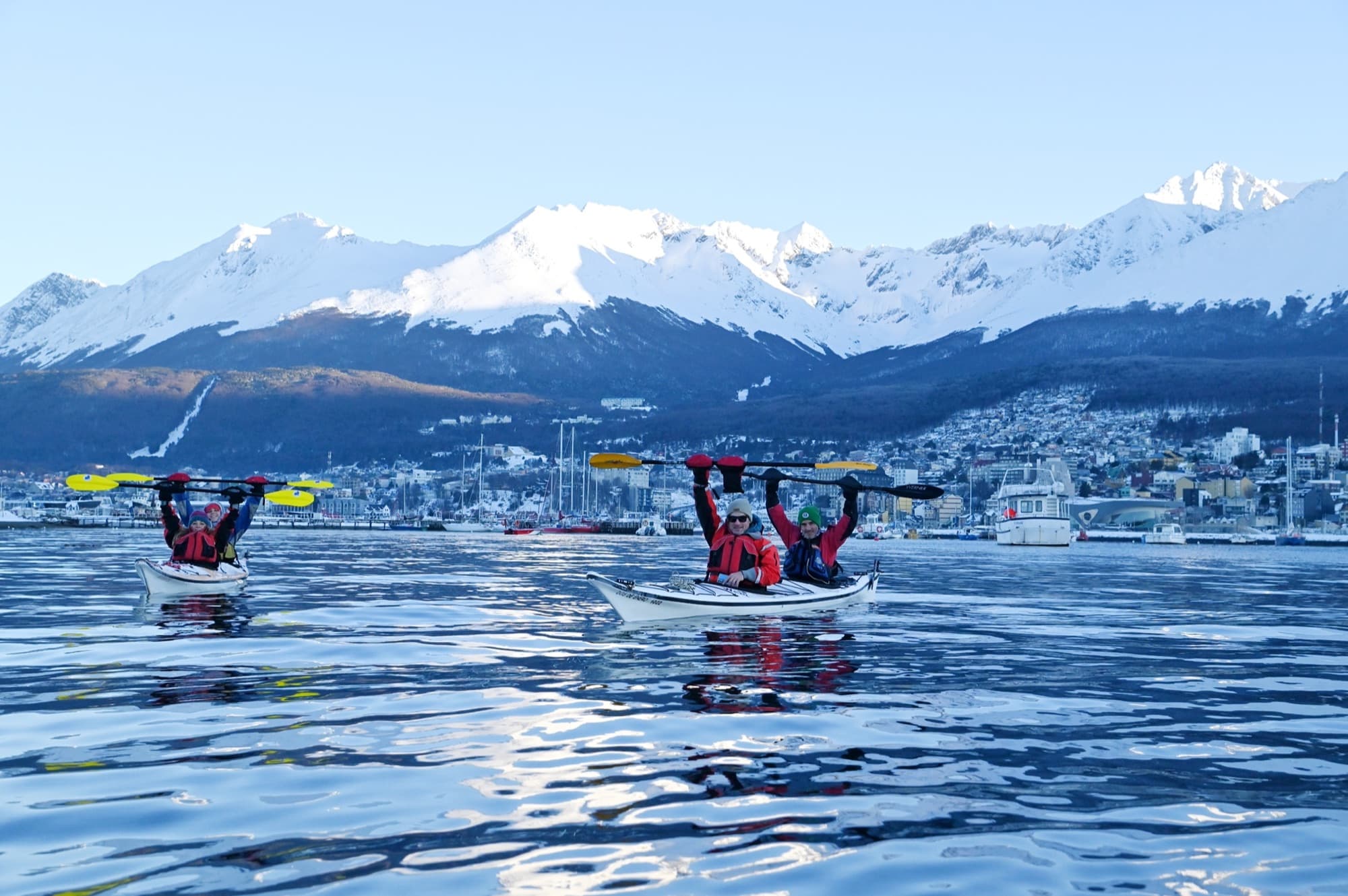 Kayakistas saludando con los remos en el canal Beagle